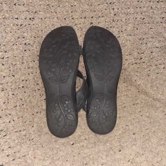 KEEN-Black Leather Sandals-Cut-Out-5488-Mini Wedge-Sz 10-Excellent - Picture 7 of 7